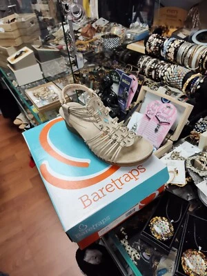 Sandalias y chanclas para mujer BareTraps Taren talla 7,5 m oro claro Foto 1 de 4