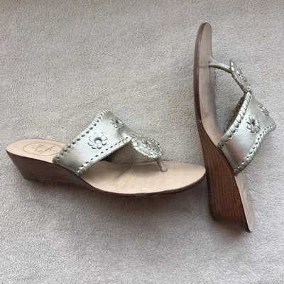 Jack Rogers Capri Sandalia Tanga Tacón Cuña Cuero Metálico Dorado Mujer 6 Informal Foto 1 de 4