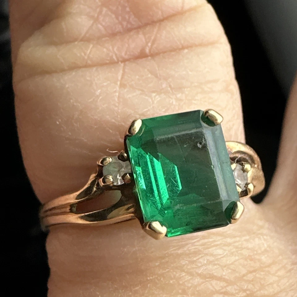 Anillo S&G Diamante Oro Amarillo 10K con Piedra Verde Talla 7 Foto 1 de 4