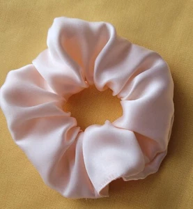 Haargummi. Scrunchie. Haargummiband. Zopfband. Ø 14 cm. Satin. Perlrosa. - Bild 1 von 3