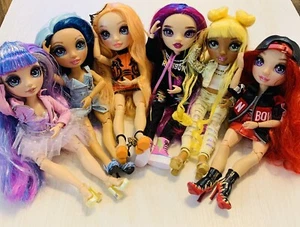 Set 6 - Rainbow High KOMPLETTE Puppen angezogen plus extra verschiedene Kleidung & 6 Paar Schuhe - Bild 1 von 24