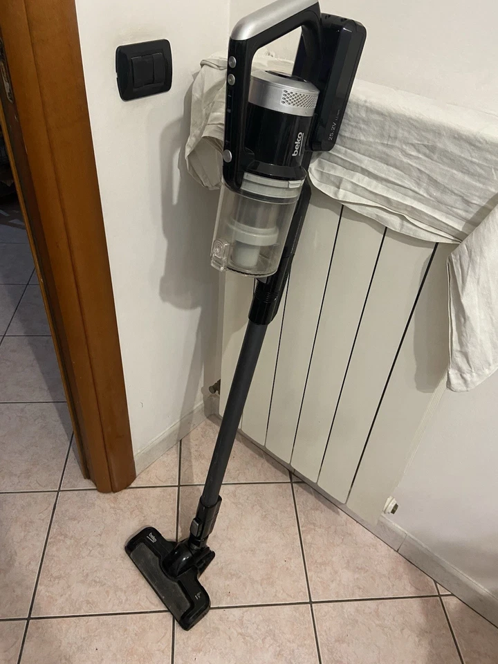 Beko VRT70925VB 0,7L Scopa Elettrica Senza Sacchetto - Nera/Argento Per Ricambio - Immagine 1 di 2