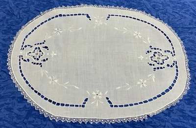 Guardanapo oval vintage, bordado floral, linho, branco, bordas de renda - Imagem 1 de 4