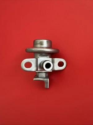 OEM Toyota Camry 2.0L Celica MR2 2.2L 4Cyl Fuel Pressure Regulator 23280-74031 - Image 1 of 3