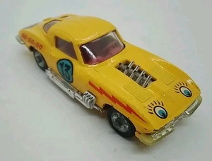 Chevrolet Corvette Stingray amarillo Corgi Toys con calcomanías coche fundido a presión vintage - Imagen 1 de 10