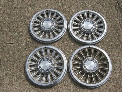 Pontiac Catalina Bonneville 1965 de fábrica tapacubos de 14 pulgadas cubiertas de rueda Foto 1 de 4