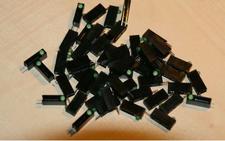 50 Stück 3mm LEDs grün mit Fassung - Bild 1 von 1