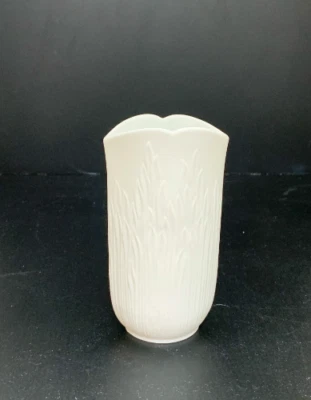 Jarrón de porcelana AK Kaiser blanco mate patrón de hojas de hierba hecho en Alemania Foto 1 de 4