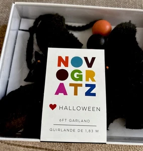 Guirnalda de Halloween con cuentas de madera naranja y negro murciélagos negros de chenilla Novogratz 6 pies - Imagen 1 de 3