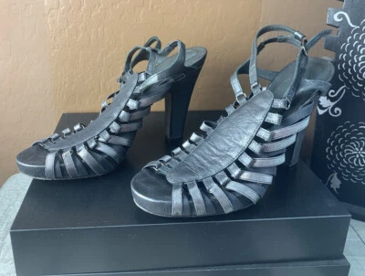 .Donald J Pliner 8M Silver Metallic Strappy Caged Heeled Sandals - Imagem 1 de 4