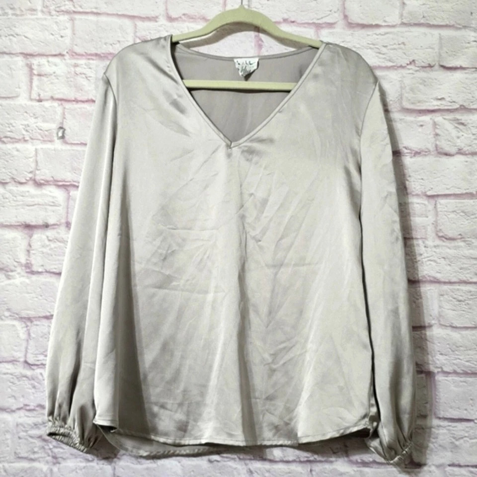 Pullover Nicole Miller satinado manga larga pulóver top plateado talla mediana Foto 1 de 4