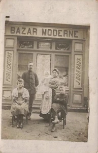 RPPC Französische Familie Schaufenster Zeitschrift Zeitungsladen Bazar Moderne Postkarte - Bild 1 von 4