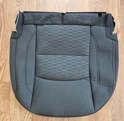 Cubierta de asiento trasero inferior lado del conductor OEM doble cabina Dodge Ram 1500 2019-2025  Foto 1 de 4