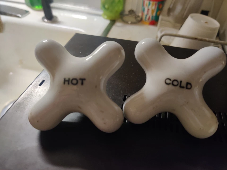 Manijas de grifo de baño cruzadas de porcelana de colección CALIENTES y FRÍAS manijas antiguas Foto 1 de 4