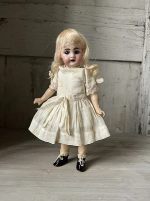 Robe Pour Poupée Ancienne Petite Taille Ou Mignonnette 25 Cm - Photo 1/4