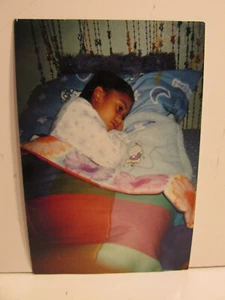 VINTAGE FOUND PHOTOGRAPH COLOR ART OLD PHOTO HAWAIIAN GIRL TIRED RESTING PRAYING - Picture 1 of 4