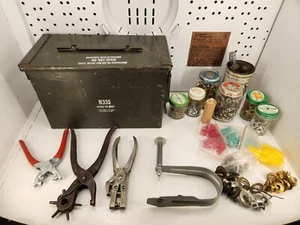 Posten Leder Lochwerkzeuge & Ösen Posten mit Vintage Militär Metall Munitionskiste - Bild 1 von 14