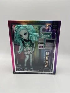 Muñeca de moda Rainbow High Shadow High Berrie azul, 10+ accesorios de juego coloridos - Imagen 1 de 5