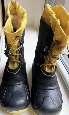 Botas de neve UGG infantil tamanho 4 impermeável inverno preto/amarelo forrado de lã NOVO - Imagem 1 de 4