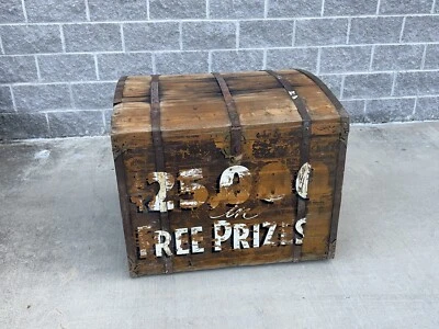 Baúl de vapor vintage con cúpula de madera para publicidad de circo Foto 1 de 4