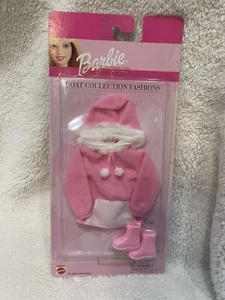 Barbie Mantel Sammlung rosa Fellbesatz Fleece Hoodie, rosa Stiefel 1999 neu NRFB - Bild 1 von 7