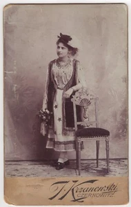 PRETTY YOUNG WOMAN : JUDAICA : CZERNOWITZ, UKRAINE : CABINET CARD - Picture 1 of 3