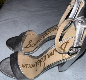 Sam Edelman 6 Silber klobiger 4" Absatz, einige kleinere Schönheitsfehler an Ferse und Fußbett - Bild 1 von 8