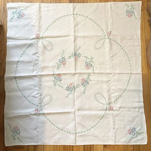 Embroidered Tablecloth 32” Sq Vintage White Pastel Pink & Blue Daisies Repurpose - Picture 1 of 6