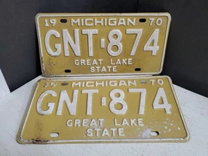 Par de placas de auto vintage (2) combinadas Michigan 1970 # GNT-874 sin etiquetas - Imagen 1 de 8