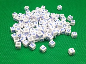 Buchstaben Würfel weiß blau Buchstabenwürfel Perlen Acryl basteln Alphabet - Bild 1 von 4