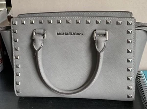Borsa a tracolla media Michael Kors Selma borchie zip grigio pelle saffiano - Foto 1 di 11