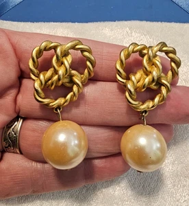 Pendientes colgantes GIVENCHY tono dorado nudo de cuerda imitación perla clip vintage años 90 - Imagen 1 de 5