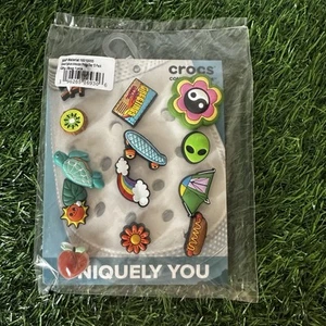 Paquete de 13 dijes para zapatos Jibbitz Crocs saludos desde el paraíso - Imagen 1 de 2