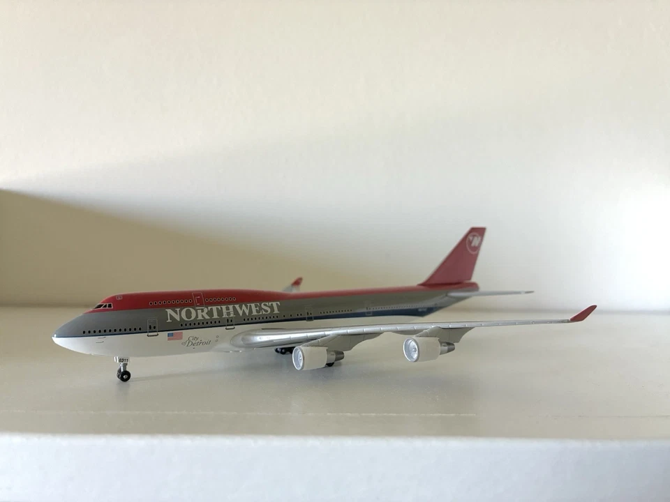 1:400 Dragon Wings Northwest Airlines 747-400 55470 - Image 1 of 2
