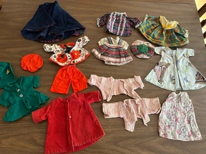 Vintage Konvolut Puppenkleidung Kleider Hüte usw. Nachlassfund wie besehen - Bild 1 von 11