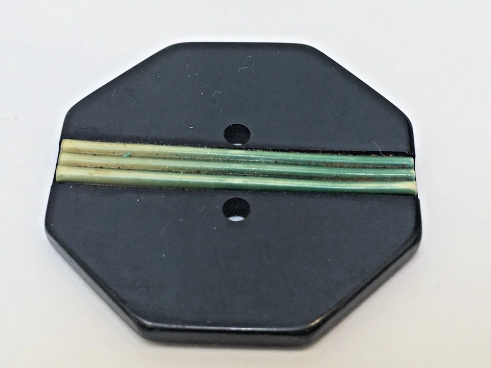 Vntg Bakelite Sewing Button Octagon Black with Green Yellow Grooved Stripe 1.5" Foto 1 de 3