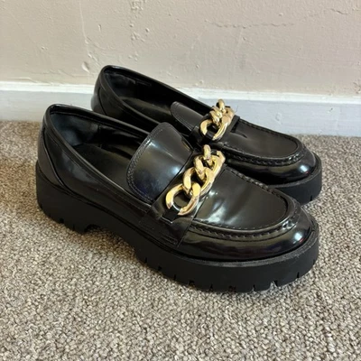 Mocasín para mujer Guess Hillford grueso negro charol cadena dorada talla 8,5 Foto 1 de 4