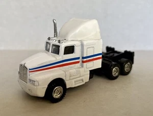 ￼American Airlines Tanker Truck Highway Haulers Diecast HO 1/87 Maisto Rare - Picture 1 of 7