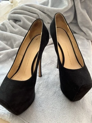 Diseño de tacón alto negro Guiseppe Zanotti, talla 38 Foto 1 de 2