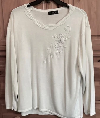 Jersey blanco ligero con bonita decoración Foto 1 de 4