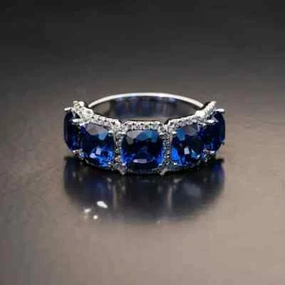 Alianza de oro blanco de 14K con diamantes de zafiro natural real de corte cojín de 5,50 quilates. Foto 1 de 4