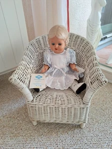 Weiß lackierter Puppen-Korbstuhl ohne Puppe, 30 cm hoch - Bild 1 von 3