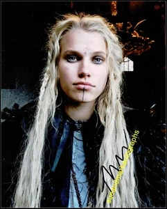 Autógrafo firmado por Thea Sofie Loch Naess The Last Kingdom Skade UACC RD 96 - Imagen 1 de 1