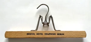 Pantalones de madera vintage BRISTOL HOTEL KEMPINSKI BERLÍN Colgador ALEMANIA ¡Bonito! - Imagen 1 de 6