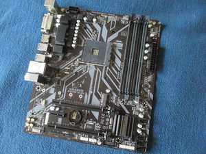 Gigabyte B450M DS3H AMD Am4 PCI-E DDR4 Mainboard - defekt - Bild 1 von 5