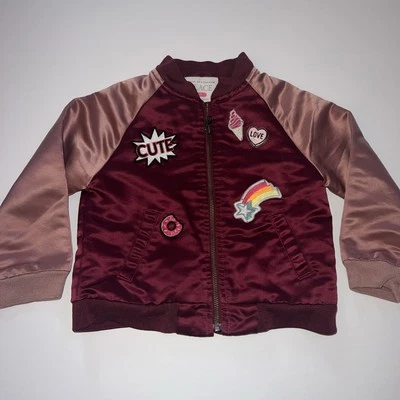 Jaqueta The Children’s Place Girls 4T cetim Varsity com remendos vermelho e rosa - Imagem 1 de 4