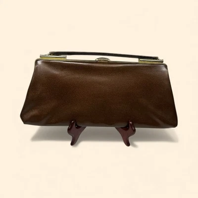 Bolso sin asas vintage de charol marrón de la década de 1960 con marco dorado de noche Foto 1 de 4