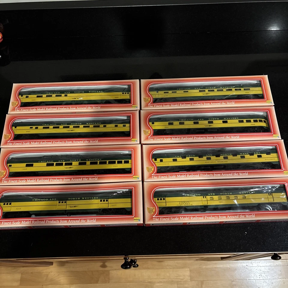 HO Scale **CNW The 400** 8 CarPassenger Set - IHC 48040-47 , Knuckle Couplers - Image 1 of 4