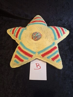 ANCIEN COUSSIN ETOILE JAUNE ROSE LAINE TRICOT  CROCHET VINTAGE 70S - Photo 1/4