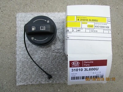 09 - 18 KIA SOUL 4D ХЭТЧБЕК ТОПЛИВНЫЙ БАК КРЫШКА НАПОЛНИТЕЛЯ С ТРОСОМ OEM СОВЕРШЕННО НОВЫЙ - Изображение 1 из 2